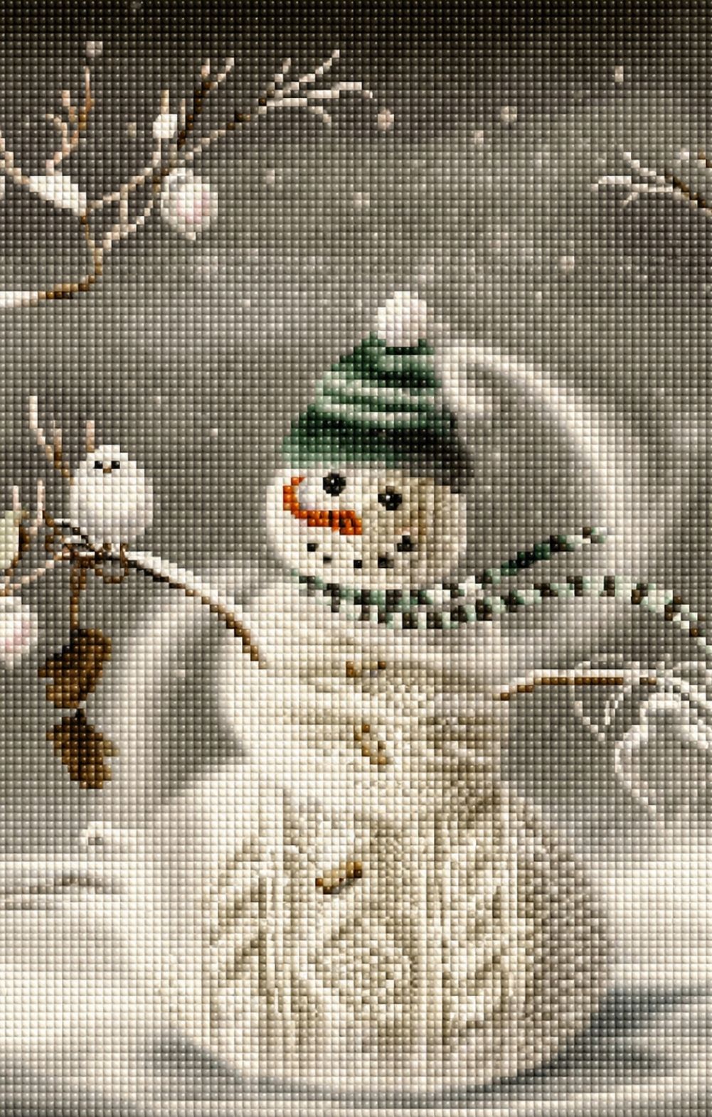 Diamond Painting mit gestricktem Schneemann, Wintervogel und verschneiter Winterlandschaft. Mockup.