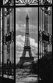 Diamond Painting mit Eiffelturm in Schwarz-Weiß, eingerahmt von einem kunstvollen schmiedeeisernen Tor. Mockup.