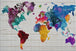 Diamond Painting mit bunter Aquarell-Weltkarte auf weißem Holzhintergrund. Mockup.