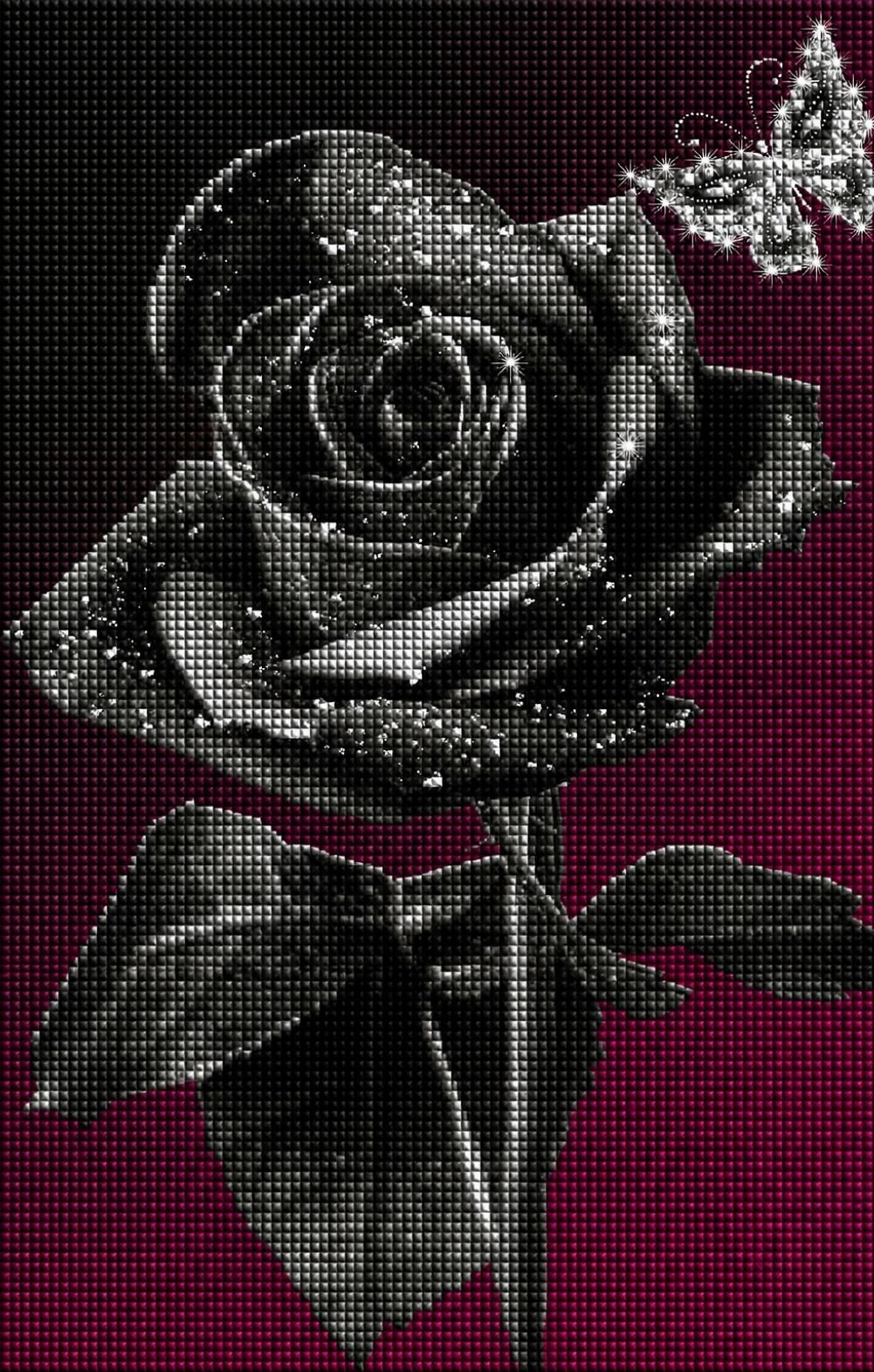 Diamond Painting einer schwarzen Rose mit funkelnden Wassertropfen und einem silbernen Glitzerschmetterling.  Mockup.