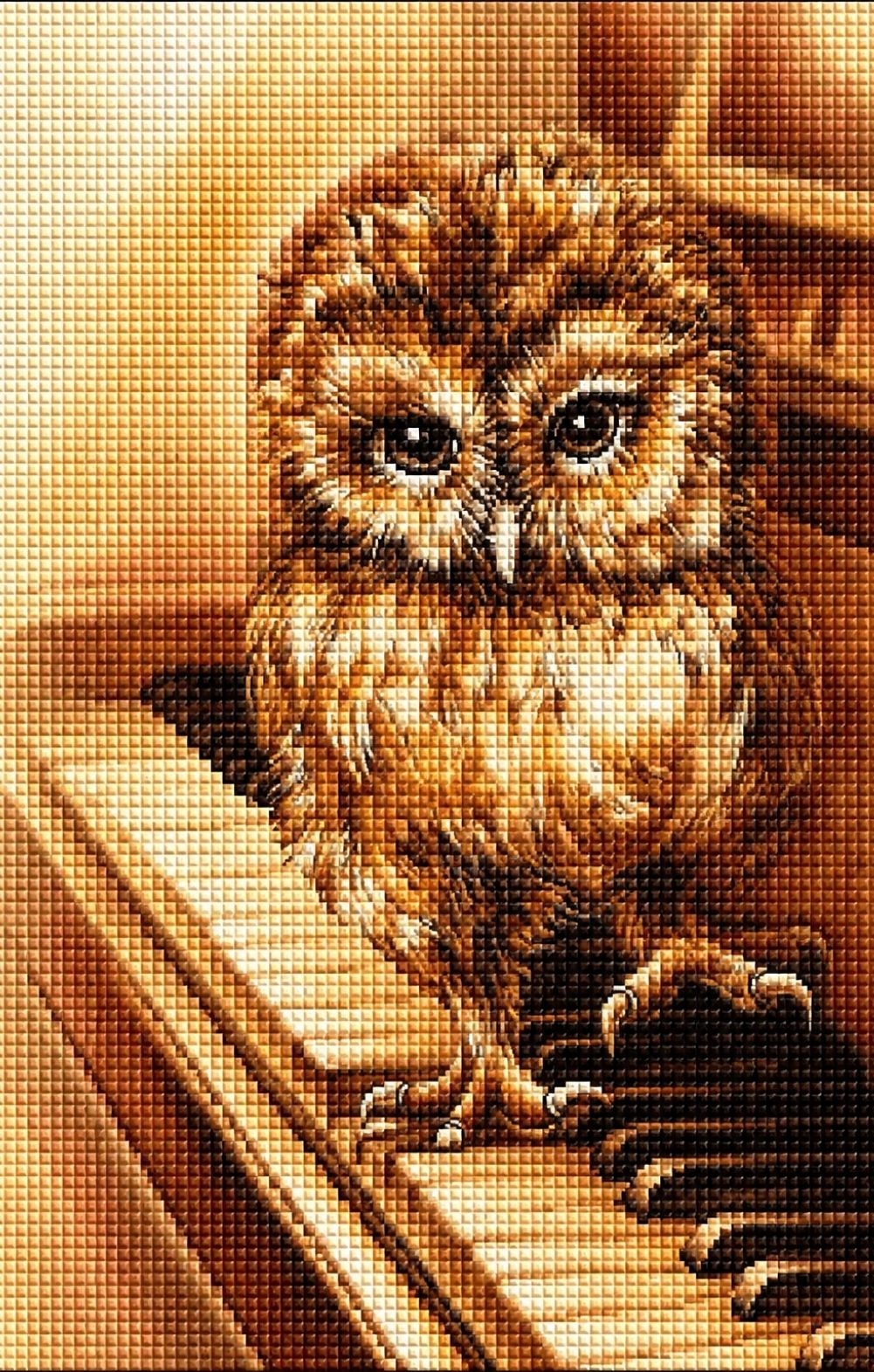Diamond Painting einer kleinen braunen Eule, die auf den Tasten eines Klaviers steht.  Mockup.