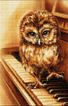 Diamond Painting einer kleinen braunen Eule, die auf den Tasten eines Klaviers steht.  Mockup.