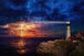 Diamond Painting eines Leuchtturms auf Felsen bei einem Gewitter mit Blitzschlag und Sonnenuntergang.  Mockup.