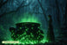 Diamond Painting mit leuchtendem Hexenkessel im nebligen Wald und einer Figur im Hintergrund. Mockup.