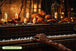 Diamond Painting mit Todeshand die auf einem alten Klavier spielt, Kürbissen und brennenden Kerzen. Mockup.