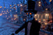 Diamond Painting mit Skelett im schwarzen Zylinder, leuchtenden Augen und Halloween-Straße im Hintergrund.