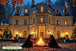 Diamond Painting mit dunkel gekleideten Gestalten an einem Feuer vor einer beleuchteten gotischen Villa. Mockup.
