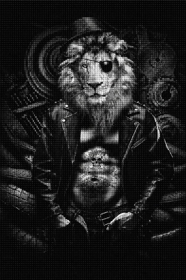 Diamond Painting eines Löwen in Lederjacke mit Augenklappe, Zylinder und Totenkopf-Tattoo in Schwarz-Weiß. Mockup.