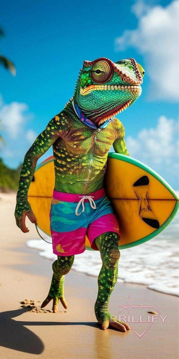 Diamond Painting Motiv Chamäleon in Badeshorts mit Surfbrett am Meer, Farbwelt Grün, Türkis, Koralle, Sand