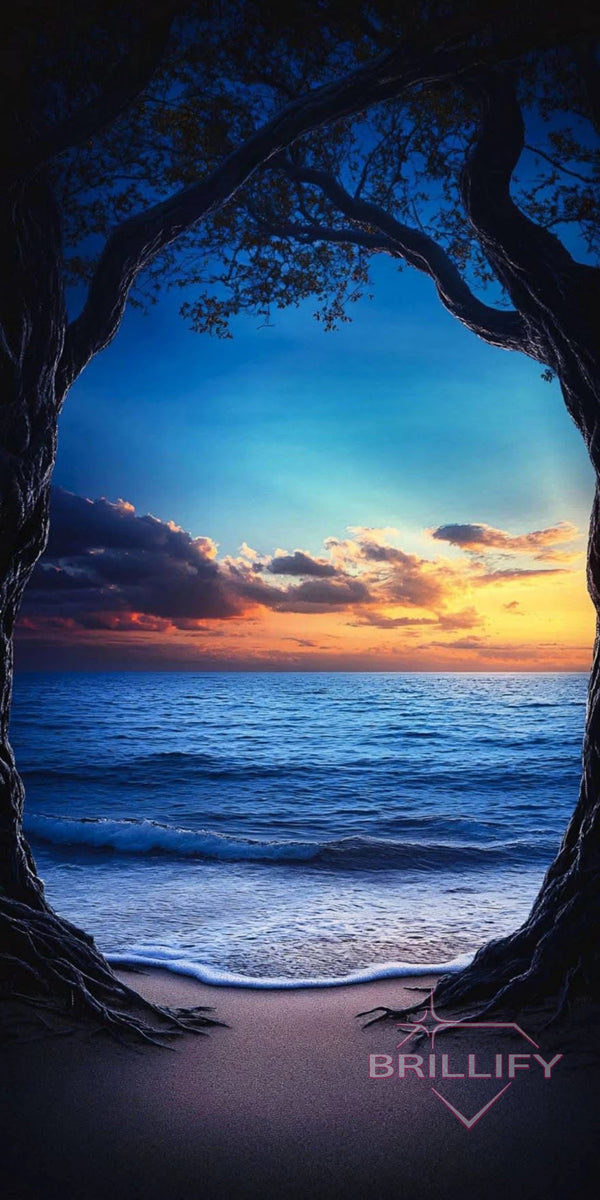 Diamond Painting Landschaften Blick durch Baumstämme auf den Sonnenuntergang am Meer