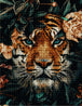 Diamond Painting eines Tigers mit türkisen Augen, umrahmt von dunklen Blättern und hellen Pfingstrosen. Mockup.