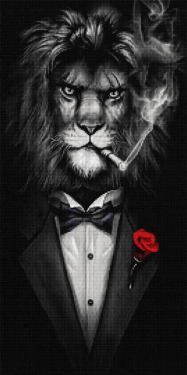 Schwarz-weißes Diamond Painting eines Löwen im Smoking mit Zigarre und einer roten Rose am Revers. Mockup.