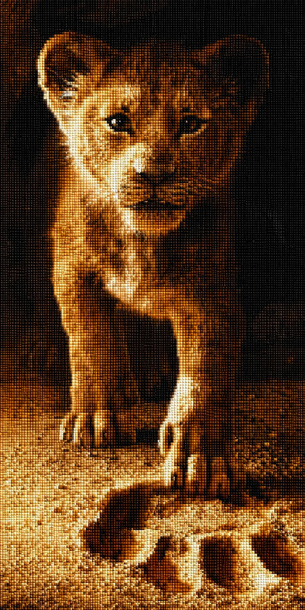 Diamond Painting eines kleinen Löwenjungen, das seine Pfote in einen riesigen Pfotenabdruck im Sand setzt. Mockup