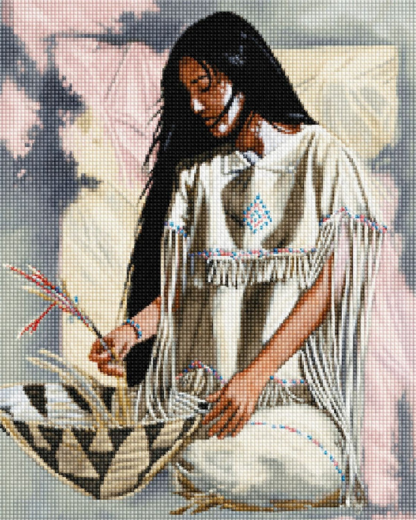 Diamond Painting einer indigenen Frau mit langem schwarzen Haar beim Flechten eines Korbes in weißem Fransengewand. Movckup.