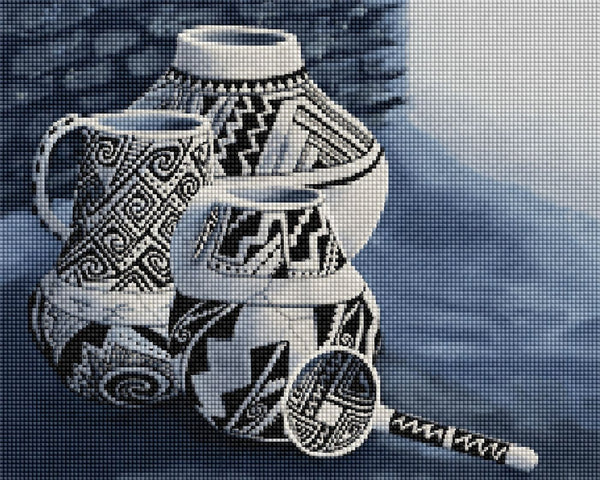 Diamond Painting von drei verzierten Keramikvasen mit indigenen Mustern in Grau- und Blautönen. Mockup.