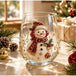 3D Weihnachts-Glasbecher mit Schneemann, festlichen Goldverzierungen und Weihnachtsdekoration