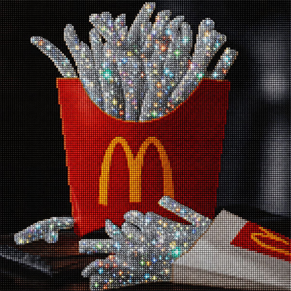 Diamond Painting einer roten Pommes-Schachtel mit silber glitzernden Pommes frites aus Diamanten. Mockup.