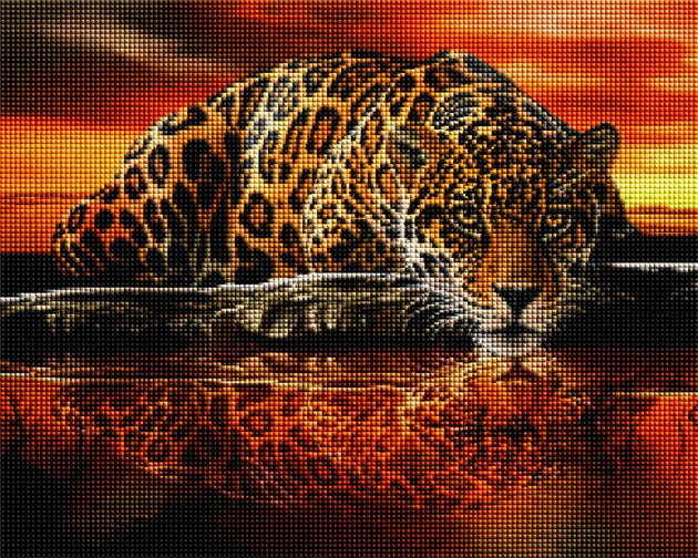 Diamond Painting eines Leoparden, der aus einem Fluss trinkt, mit perfekter Spiegelung im Wasser bei Sonnenuntergang. Mockup.