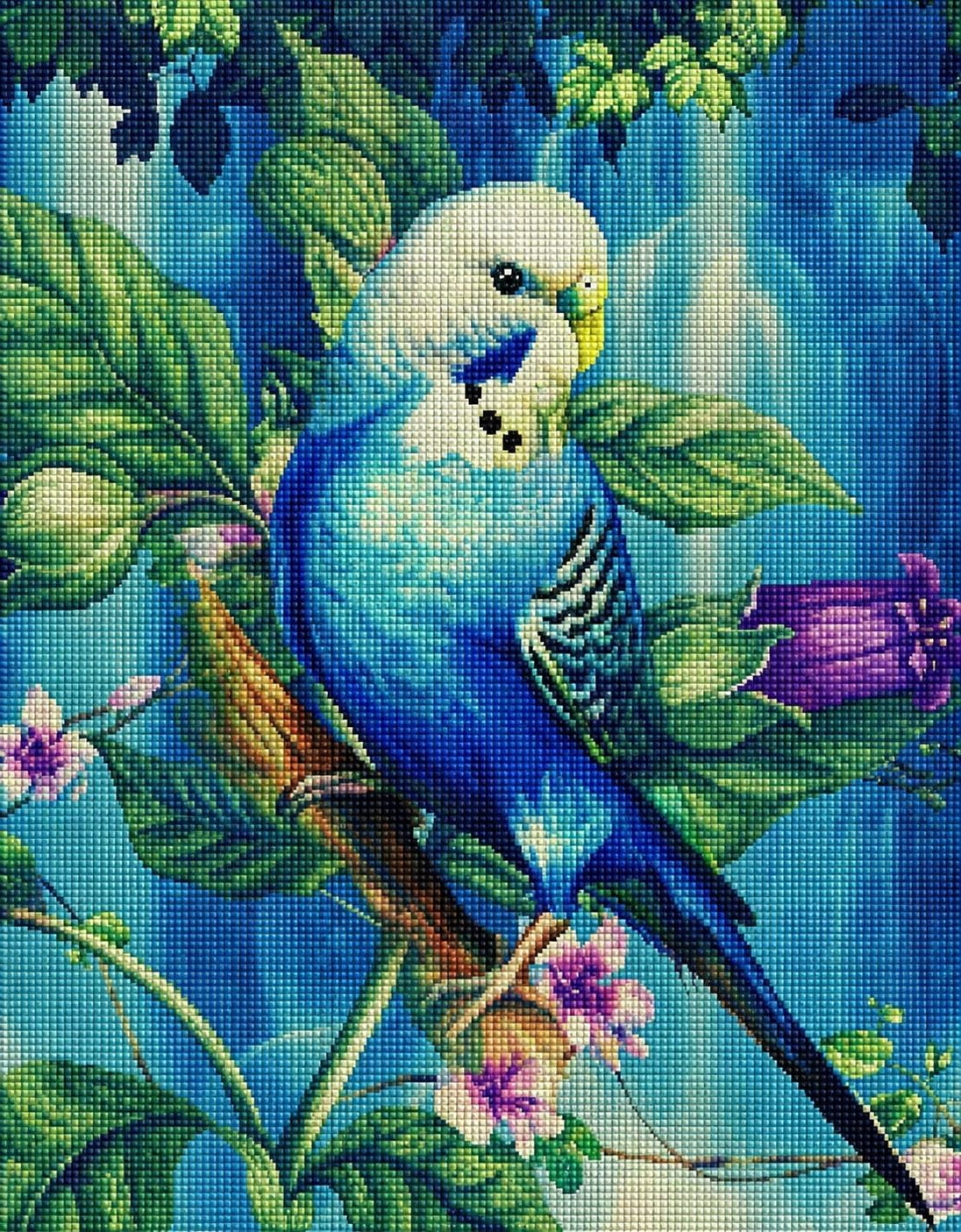 Diamond Painting eines blauen Wellensittichs, der auf einem Ast zwischen lila Blüten und grünen Blättern sitzt. Mockup.