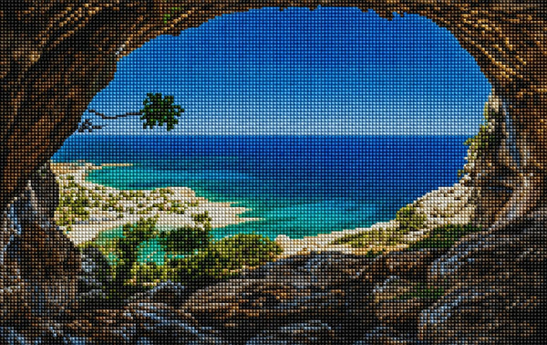 Diamond Painting vom Ausblick aus einer dunklen Steinhöhle auf eine türkisfarbene Meeresbucht mit hellem Sandstrand. Mockup.