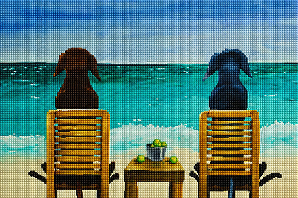Diamond Painting von zwei Hunden, die in gelben Stühlen an einem Strand sitzen und auf das türkisfarbene Meer schauen. Mockup.