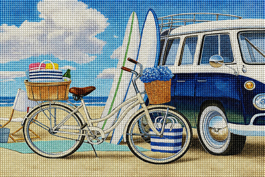 Diamond Painting eines blau-weißen Retro-Busses mit Surfbrettern und einem weißen Fahrrad am Sandstrand. Mockup.