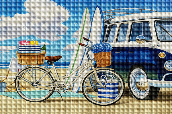 Diamond Painting eines blau-weißen Retro-Busses mit Surfbrettern und einem weißen Fahrrad am Sandstrand. Mockup.