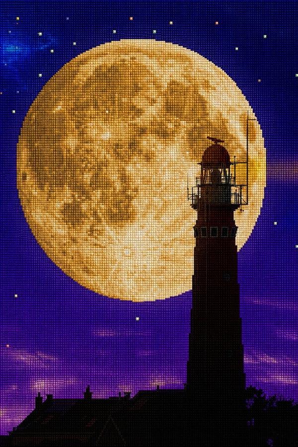 Diamond Painting der Silhouette eines Leuchtturms vor einem riesigen gelben Vollmond am violetten Sternenhimmel. Mockup.