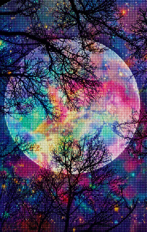 Diamond Painting eines großen bunten Vollmonds in Regenbogenfarben hinter dunklen Silhouetten von kahlen Bäumen. Mockup.
