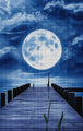 Diamond Painting eines langen Holzstegs, der auf das ruhige Meer unter einem riesigen weißen Vollmond zuführt. Mockup.