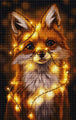 Diamond Painting eines niedlichen Fuchses, der in eine leuchtende gelbe Lichterkette eingewickelt ist. Mockup.
