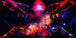 Diamond Painting von vier kosmischen Händen, die in ein helles, rot-violettes Energiefeld im Weltraum greifen. Mockup.