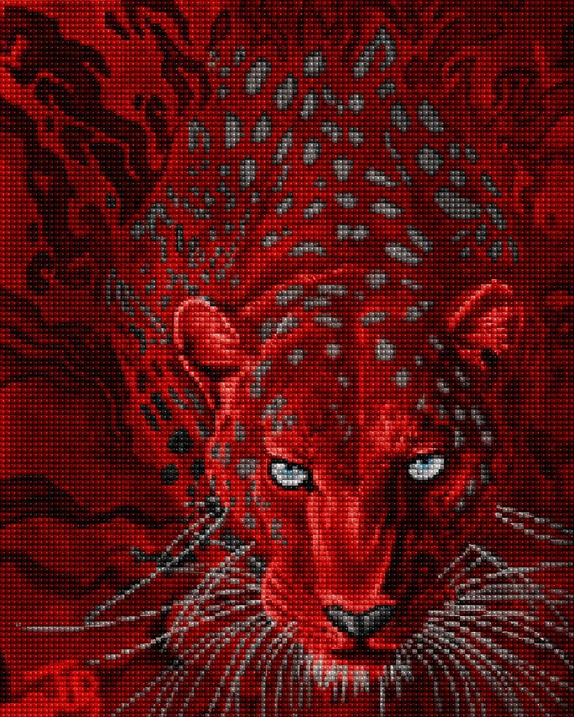 Diamond Painting eines Leopardenkopfs in intensivem Rot mit hellen, leuchtenden Augen vor dunklem Grund. Mockup.