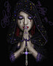 Diamond Painting einer betenden Frau mit Kapuze, violettem Rosenkranz und Kreuz vor schwarzem Hintergrund. Mockup.
