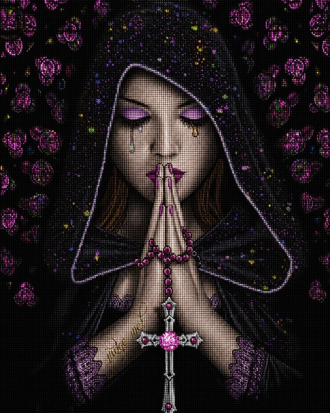 Diamond Painting einer betenden Frau mit Kapuze, pinkem Rosenkranz und Kreuz vor schwarzem Hintergrund. Mockup.