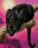 Diamond Painting eines schwarzen Panthers auf einem Baumast vor einem leuchtend pinken Waldhintergrund. Mockup.