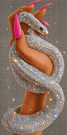 Diamond Painting mit silberner glitzernder Schlange um eine Hand mit pinkfarbenen Fingernägeln. Mockup.