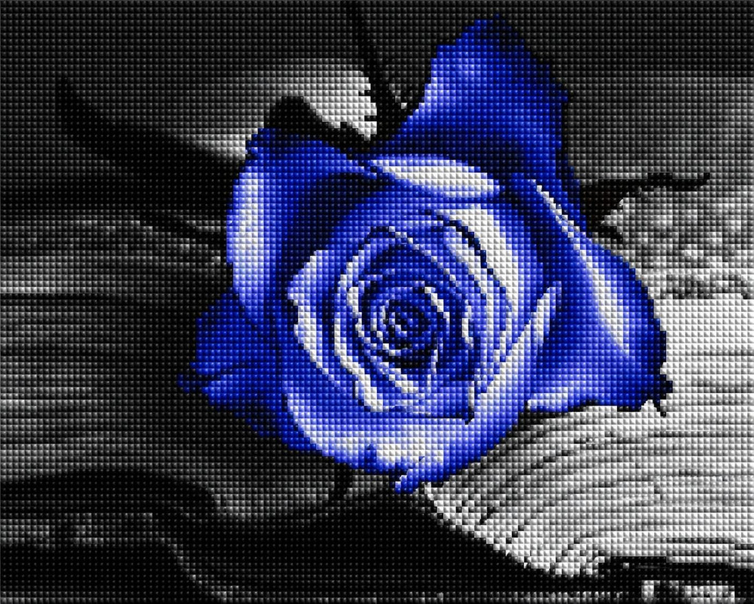 Diamond Painting einer leuchtend blauen Rose auf einem schwarz-weißen aufgeschlagenen Buch. Mockup.