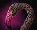Diamond Painting eines Flamingos mit schwarz gepunktetem Muster auf dem Hals vor pinkem Hintergrund. Mockup.
