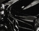 Diamond Painting Nahaufnahme eines schwarzen Mercedes Oldtimers in Schwarz-Weiß mit glänzendem Chrom. Mockup.