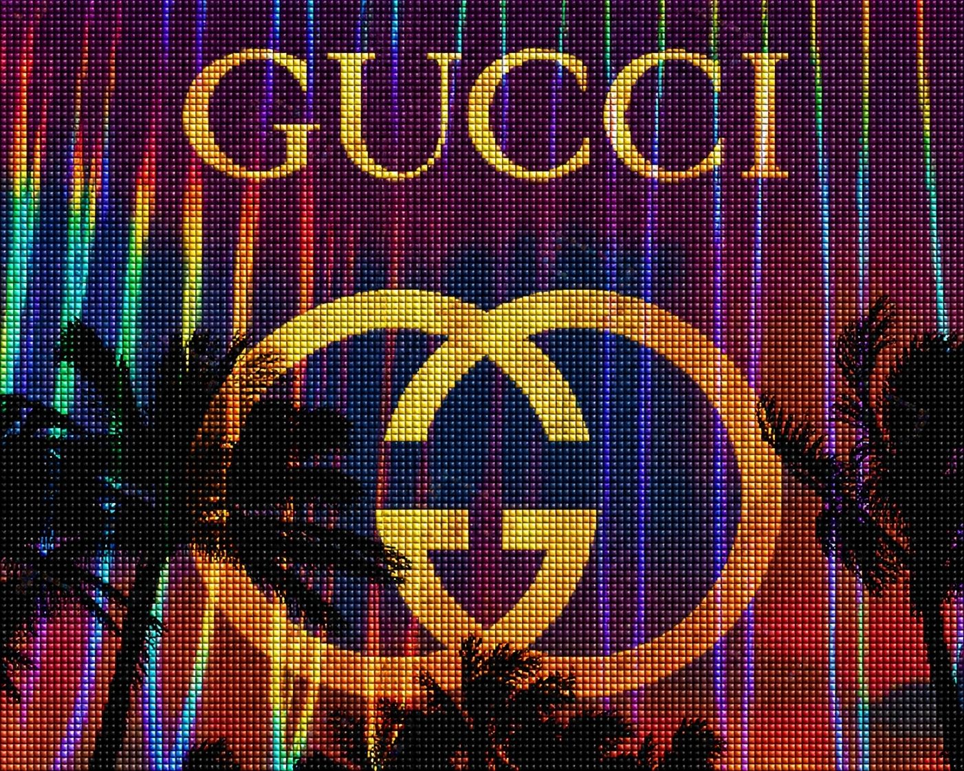 Diamond Painting mit Gucci-Schriftzug, Doppel-G-Logo, Federn und bunten Lichtstreifen auf dunklem Hintergrund. Mockup.