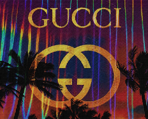 Diamond Painting mit Gucci-Schriftzug, Doppel-G-Logo, Federn und bunten Lichtstreifen auf dunklem Hintergrund. Mockup.
