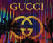 Diamond Painting mit Gucci-Schriftzug, Doppel-G-Logo, Federn und bunten Lichtstreifen auf dunklem Hintergrund. Mockup.