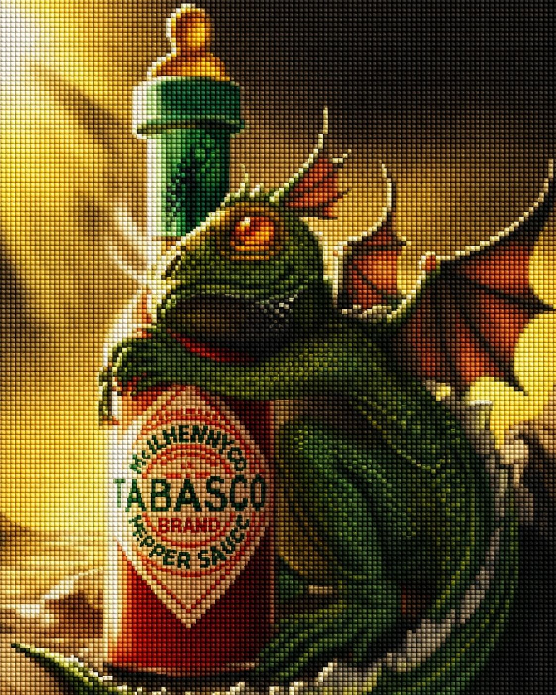 Diamond Painting eines kleinen grünen Drachen, der eine rote Tabasco-Flasche umarmt. Mockup.