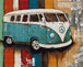 Diamond Painting mit türkisfarbenem Vintage-Bulli vor farbigem Hintergrund. Mockup.