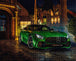 Diamond Painting eines grünen Mercedes-AMG Sportwagens vor einem beleuchteten historischen Gebäude bei Nacht. Mockup.