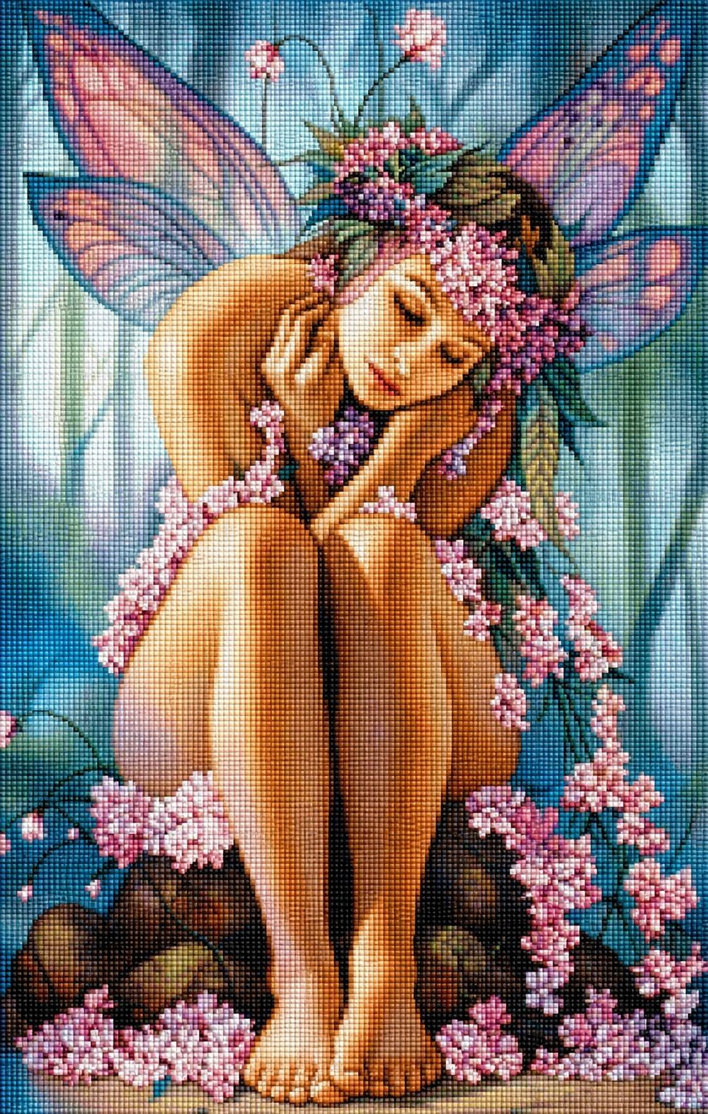 Diamond Painting Fee mit Blütenkranz, Flügeln und rosa Blumen im nebligen Wald. Mockup.