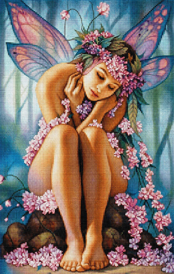 Diamond Painting Fee mit Blütenkranz, Flügeln und rosa Blumen im nebligen Wald. Mockup.