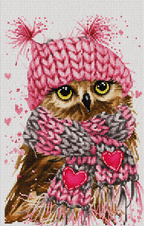 Diamond Painting einer Eule mit rosa Strickmütze und passendem Schal mit zwei pinken Herzen im Aquarell-Stil. Mockup.