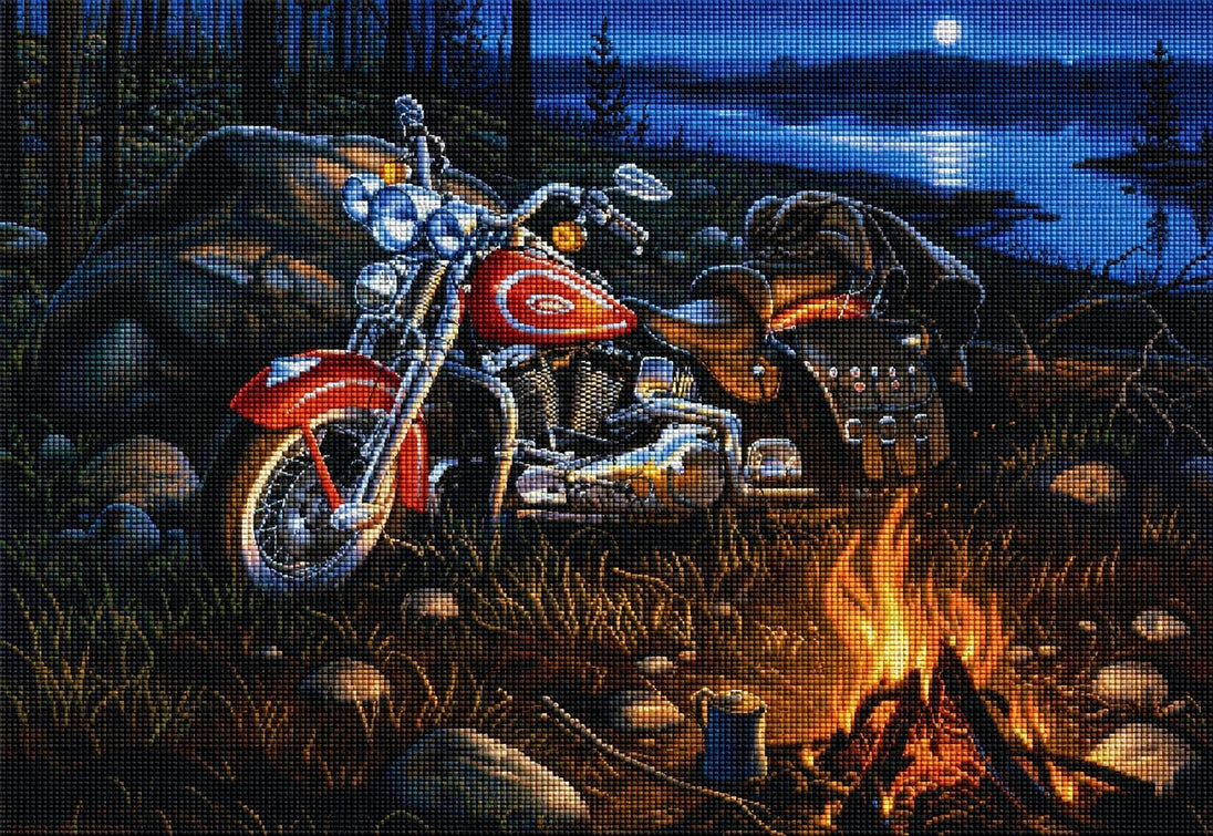 Diamond Painting eines roten Motorrads an einem Lagerfeuer bei Nacht an einem See unter dem Vollmond. Mockup.